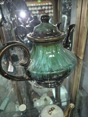 Green Ceramic Teapot with Lid - Elegant Gloss Finish